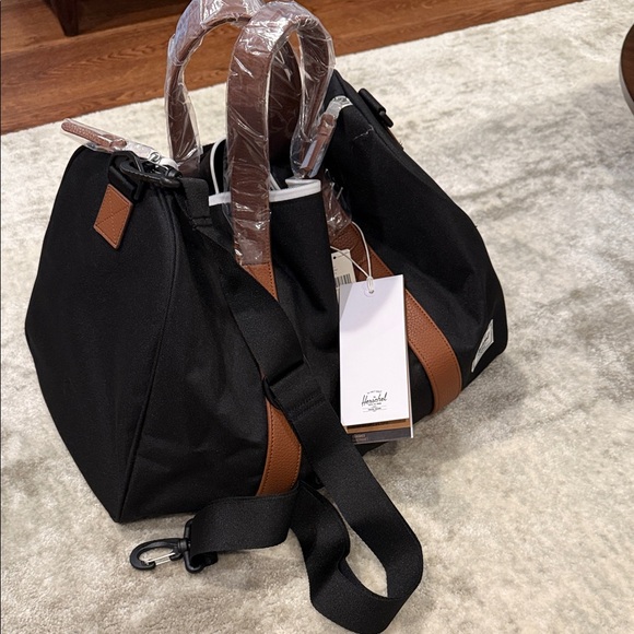MWT Herschel Novel Carry On Duffle NWT Black/tan - Picture 4 of 6